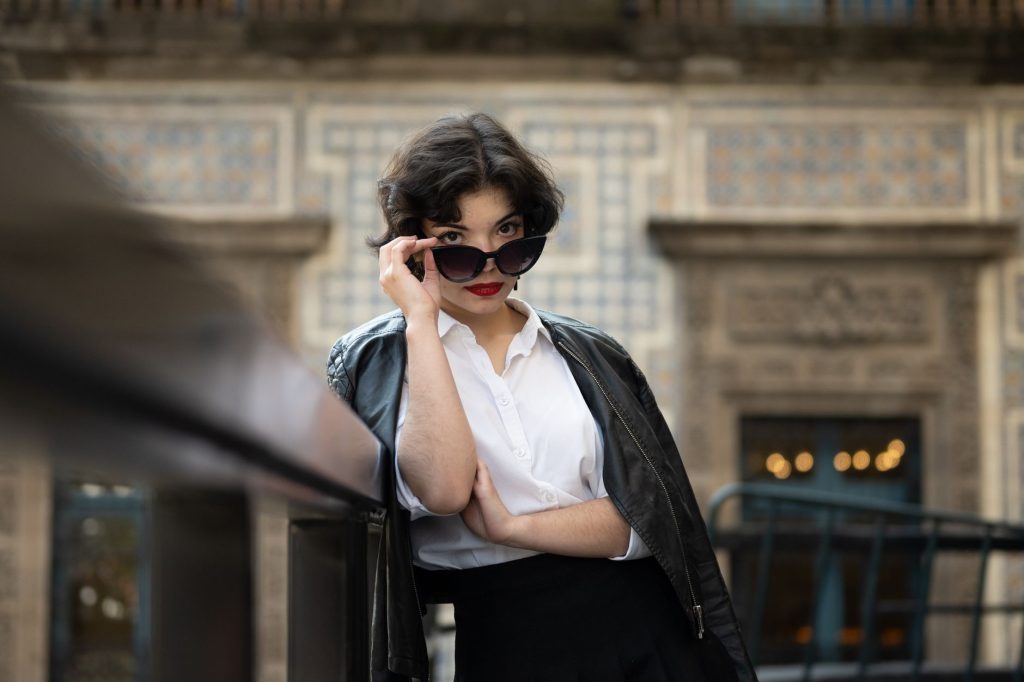 Why Does Anna Wintour Always Wear Sunglasses (Explained)