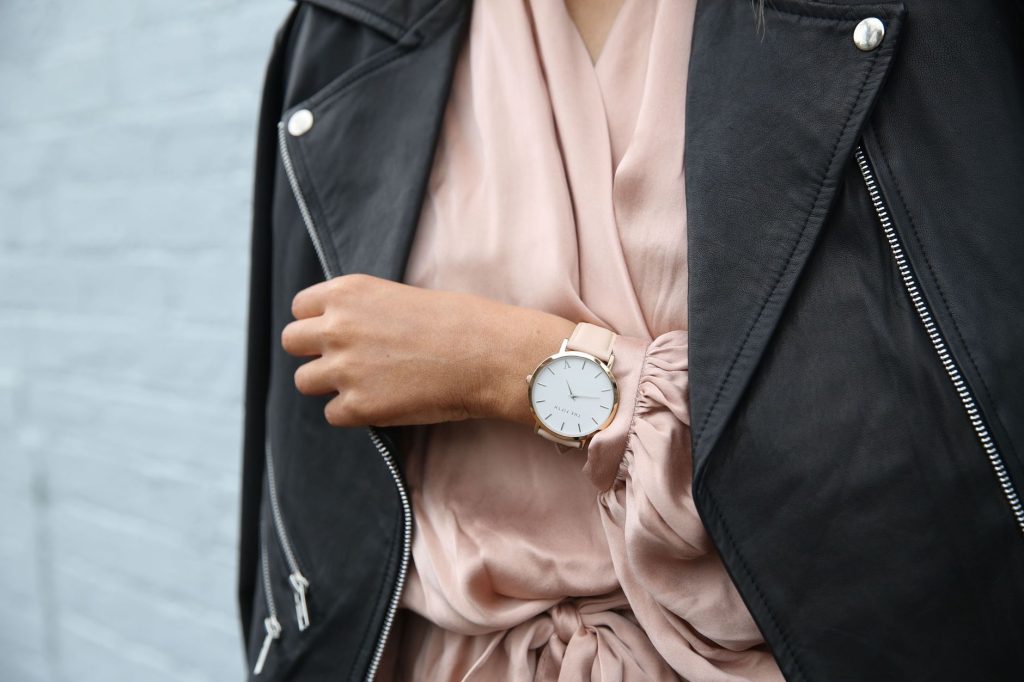 What Hand Does A Watch Go On (Tips, Ideas & Style Guide)