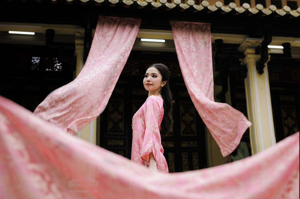 What Is A Saree (Meaning, History, Types & Style Guide)