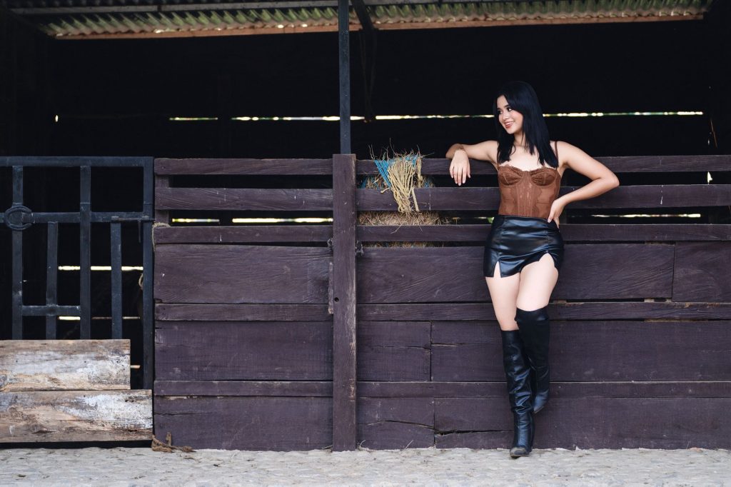 What Can I Wear With A Brown Leather Skirt (Style Guide)