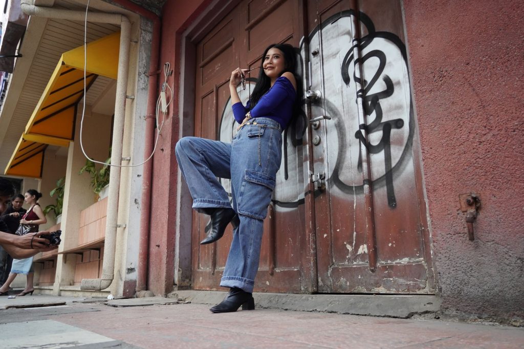 What To Wear With Baggy Jeans (Outfit Ideas & Styling Guide)